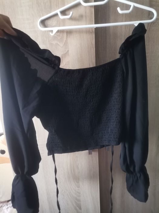 Bluza casual neagra cu volănașe fără umăr