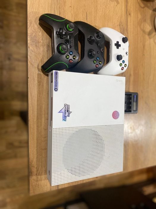 Продам  XBOX one S  1 TB