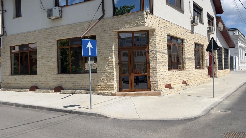 Spațiu de închiriat Călărași (80m2 + grup sanitar)