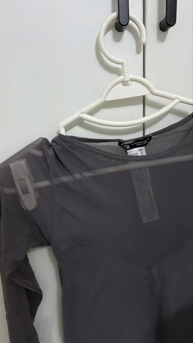 Лонгсливы Zara ,состаяние отличное в носке были 1 раз