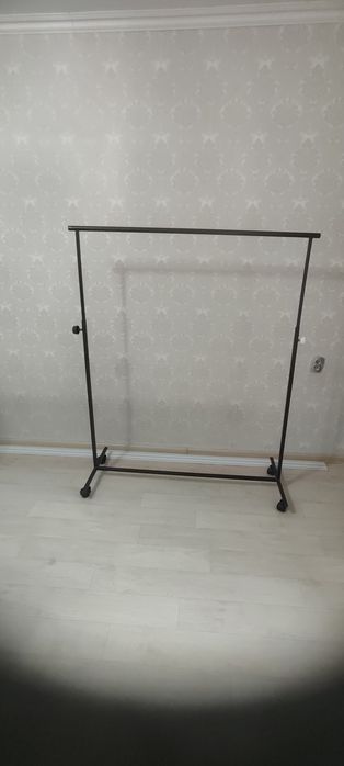 Продаю вешалку для одежды