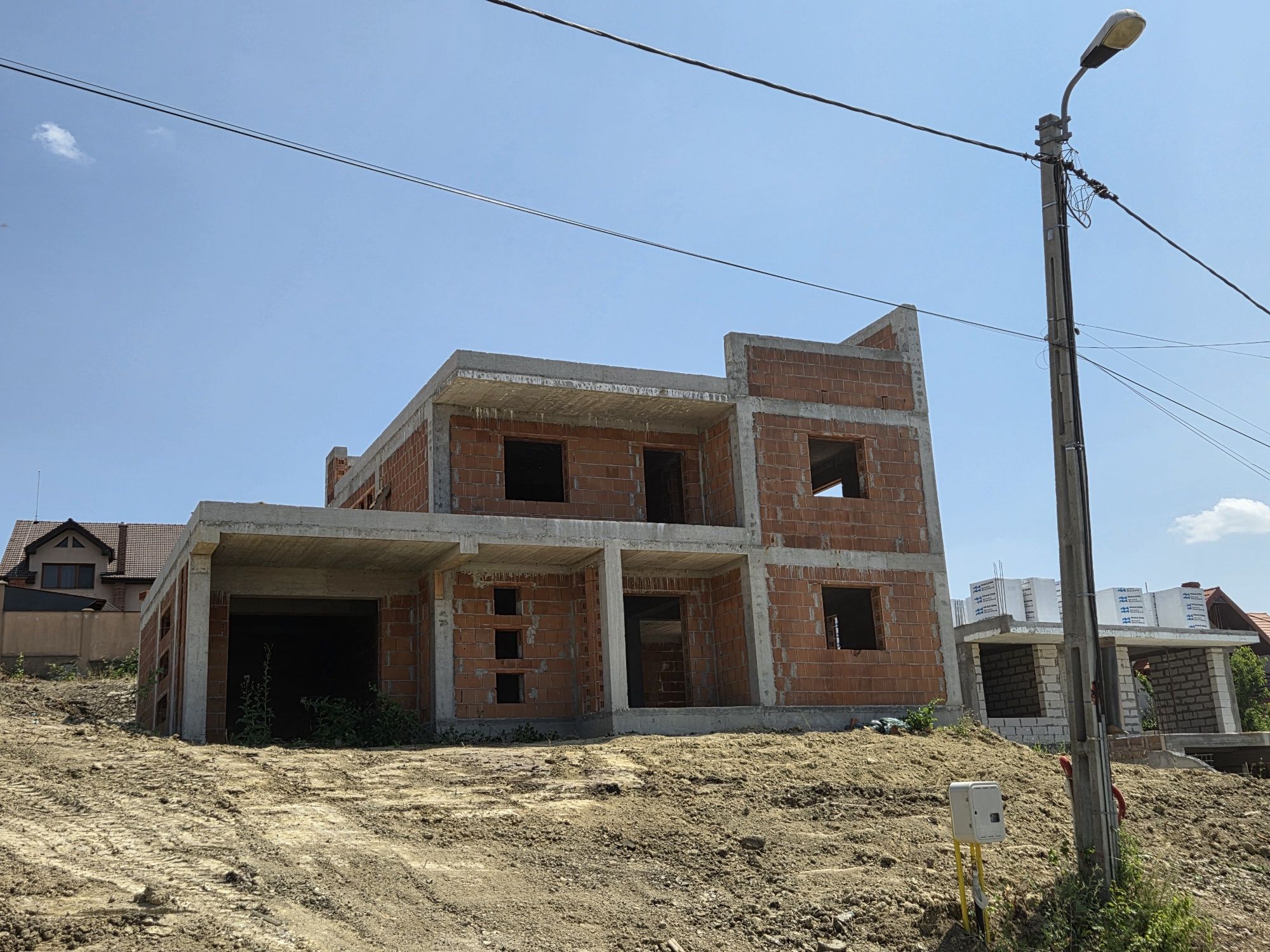 Casa in rosu cu teren de 1000 mp, zona Doja - str. Ghioceilor