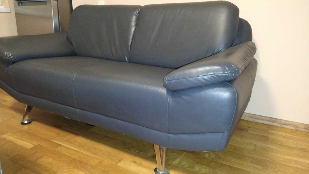 Запазен кожен диван