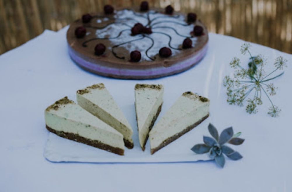 Tort Raw vegan și bomboane dulci