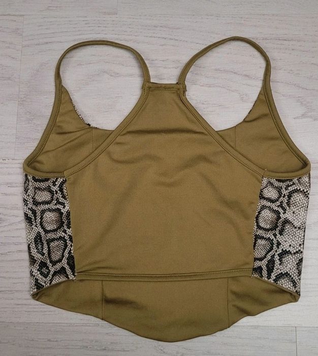 Top cu print de sarpe