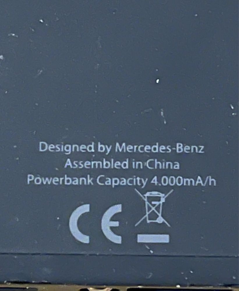 Външна батерия за зареждане на смартфон направена от Mercеdes Benz