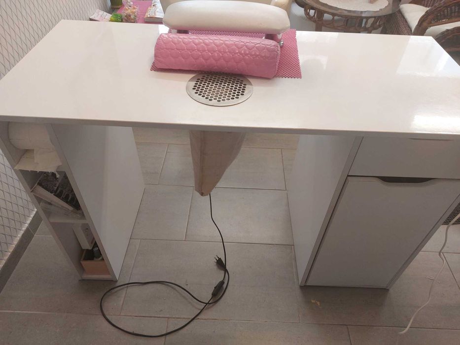 Бюро за маникюр в бял цвят