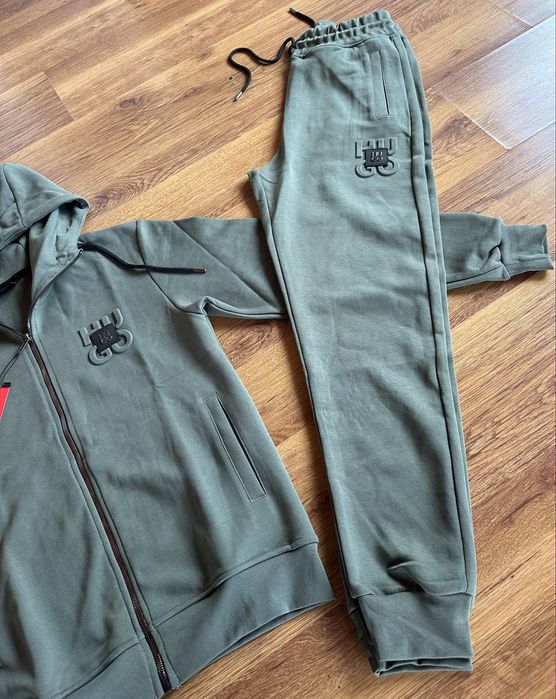 Мъжки,памучен,масленозелен екип Hugo BOSS с метално лого