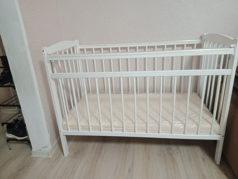 Детская кровать с маятником