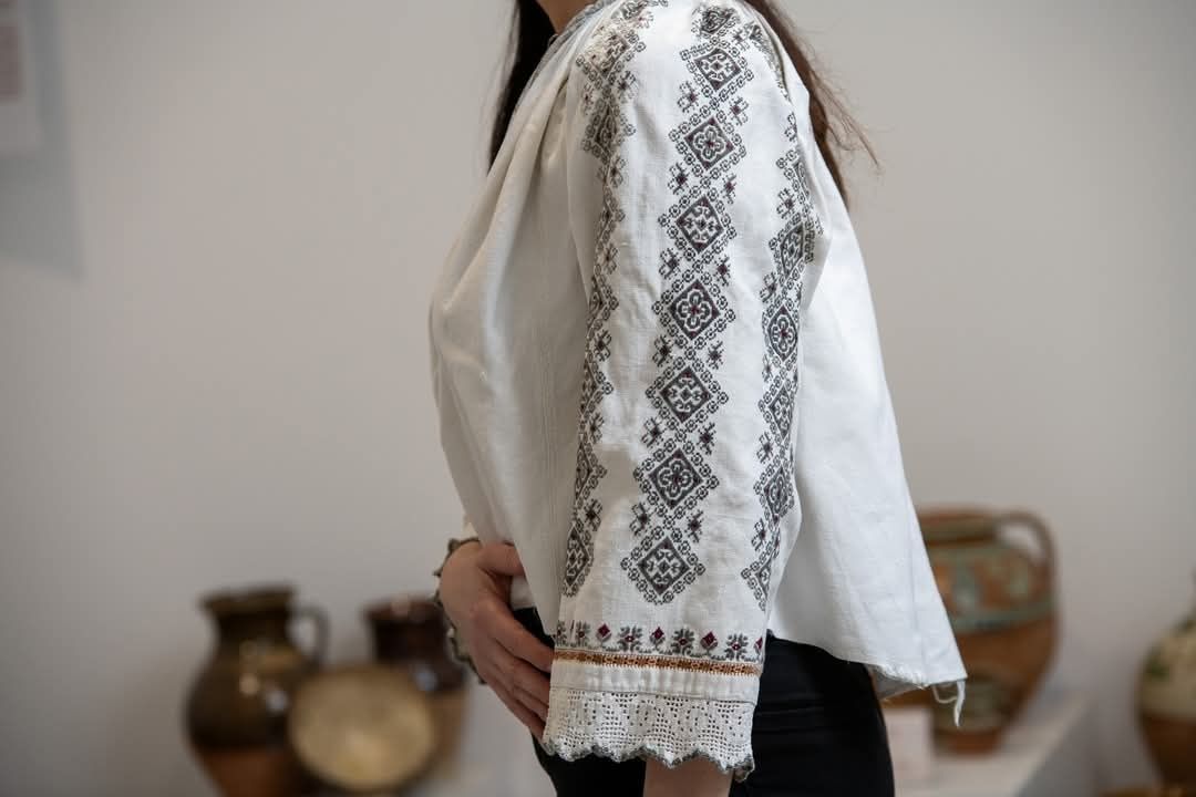 Ie/costum popular/tradițional/folclor/cusut manual/handmade