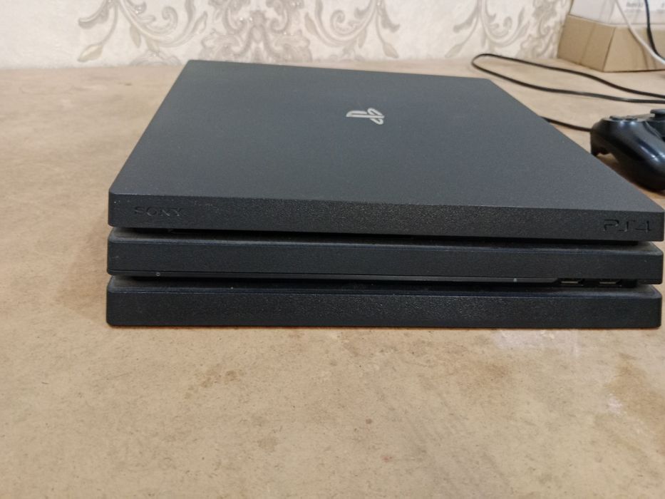 Игровая приставка Play station 4 pro.В рабочем состояние.