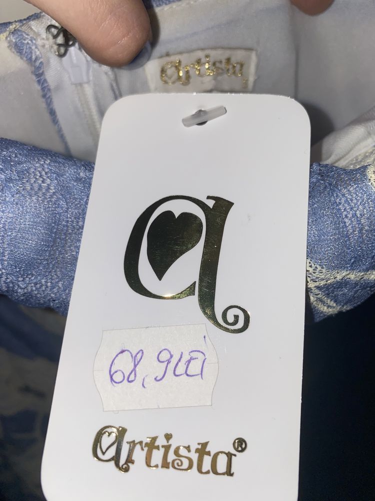 Vand rochie noua, cu eticheta