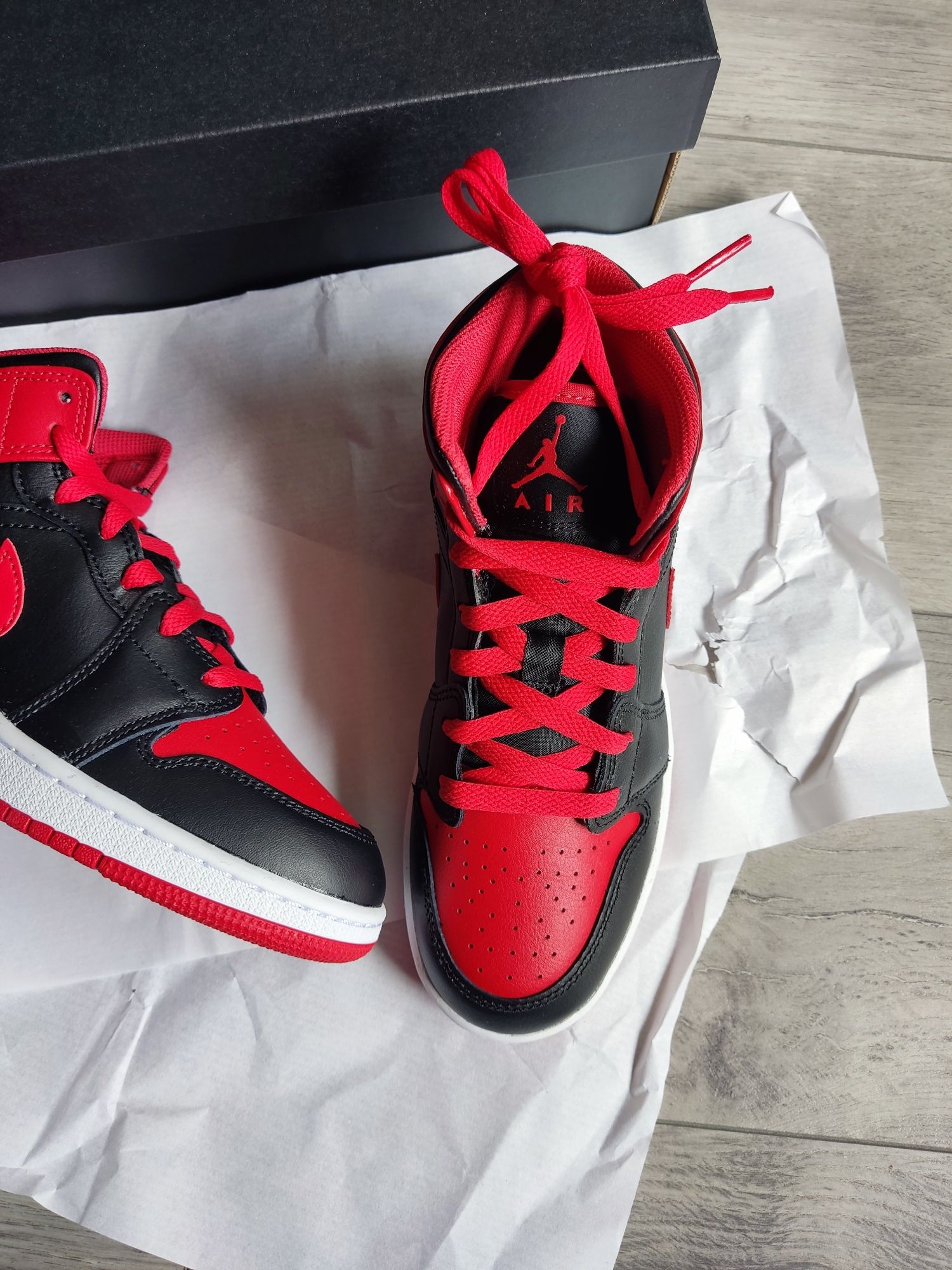 Air Jordan 1 Mid Alternate Bred