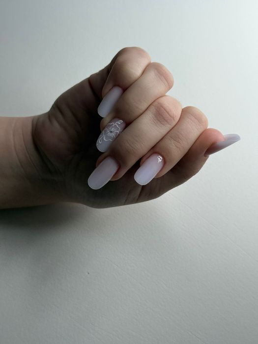 Construcție unghii sau întreținere 150 lei