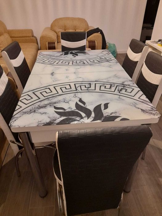 Vând masa extensibila cu scaune