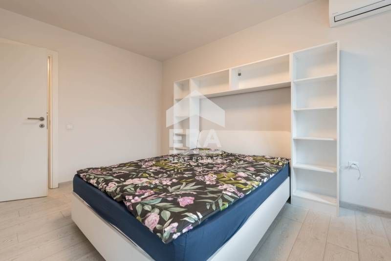 Двустаен, обзаведен, югоизточен апартамент за продажба, с морска панор