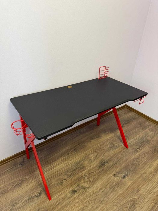 Vând birou gaming.