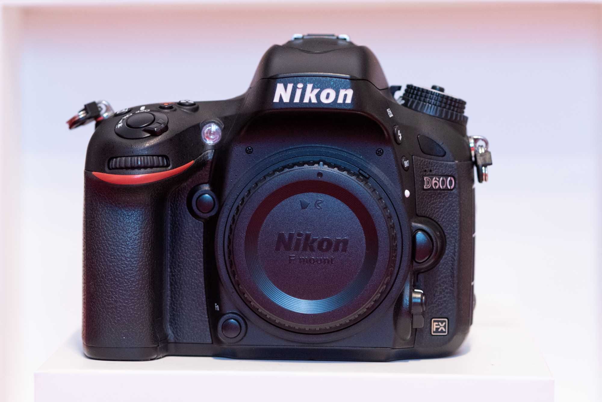 Nikon D600 body cu grip si 2 acumulatori, ~41k cadre
