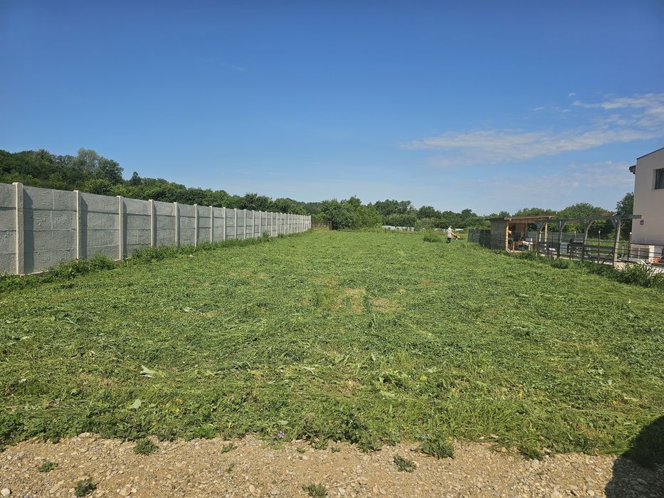 Vand teren intravilan Batoți com . Devesel