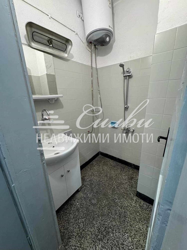 Дава се под наем Тристаен апартамент в Шумен, Център - 80 кв.м за 306 € - Снимка #10