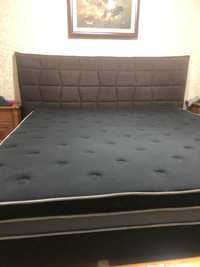 Кровать с матрасом размера King size