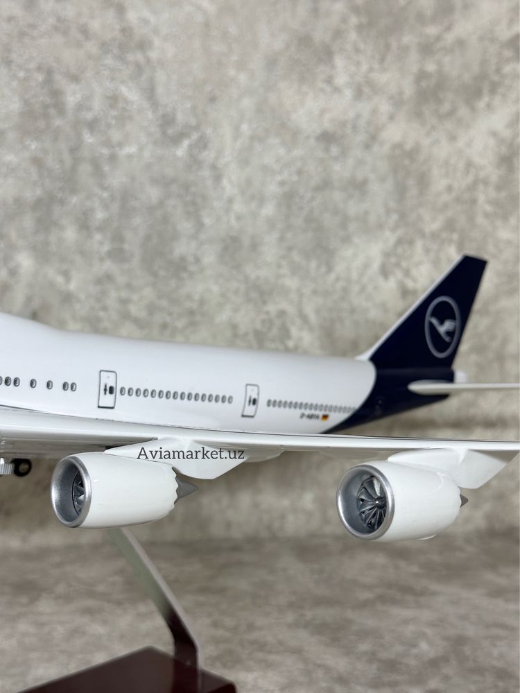 Самолет офиссный сувенир (BOEING-747-LUFTHANSA) с Led подсветкой