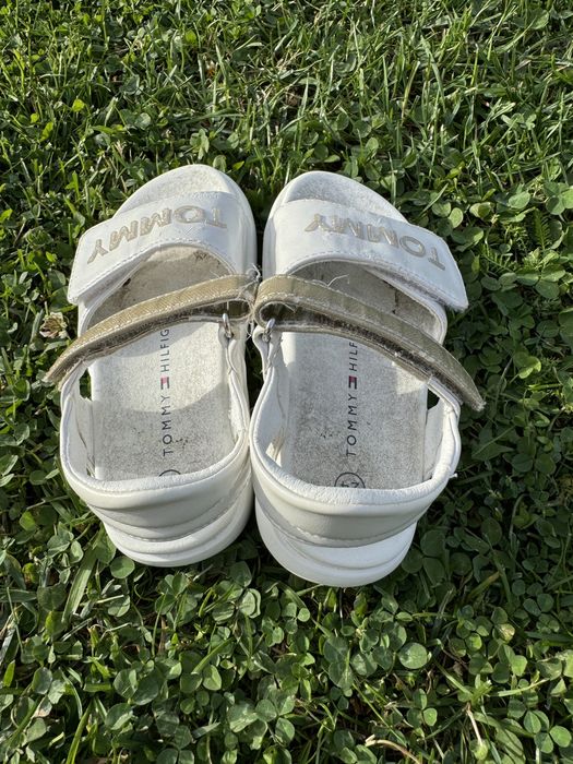 Sandale Tommy Hilfiger marimea 24 albe din piele