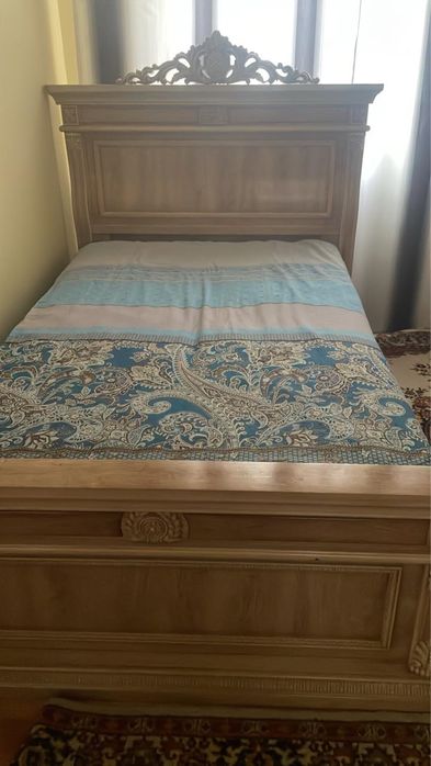 Кровать и тумба