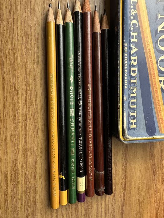 Creioane diverse si cutie Koh I Knoor veche