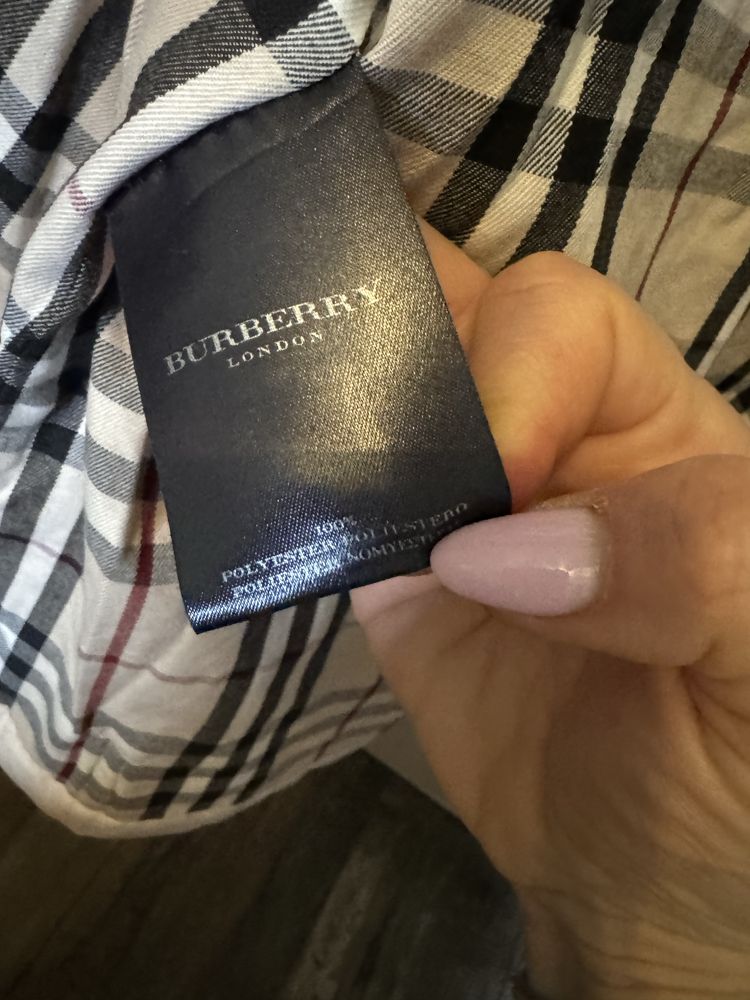 Vand vesra de fas Burberry!!