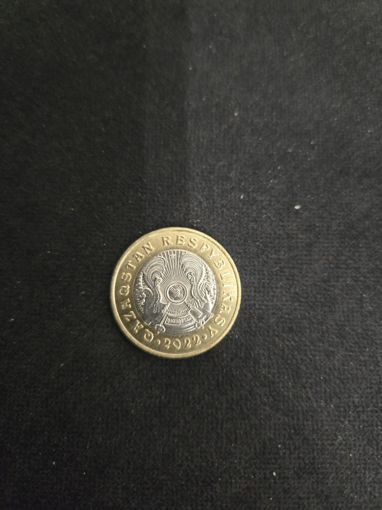 Продам монету номиналом 100 тг