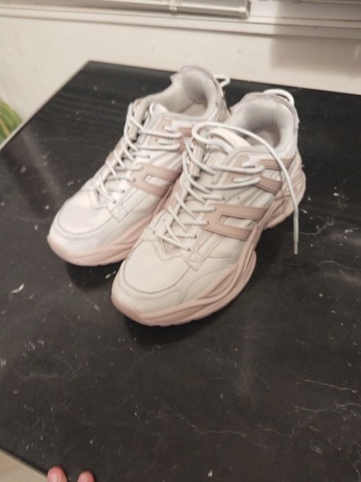 Обувки на Guess запазени