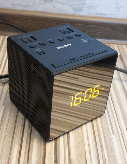 Radio ceas Sony.