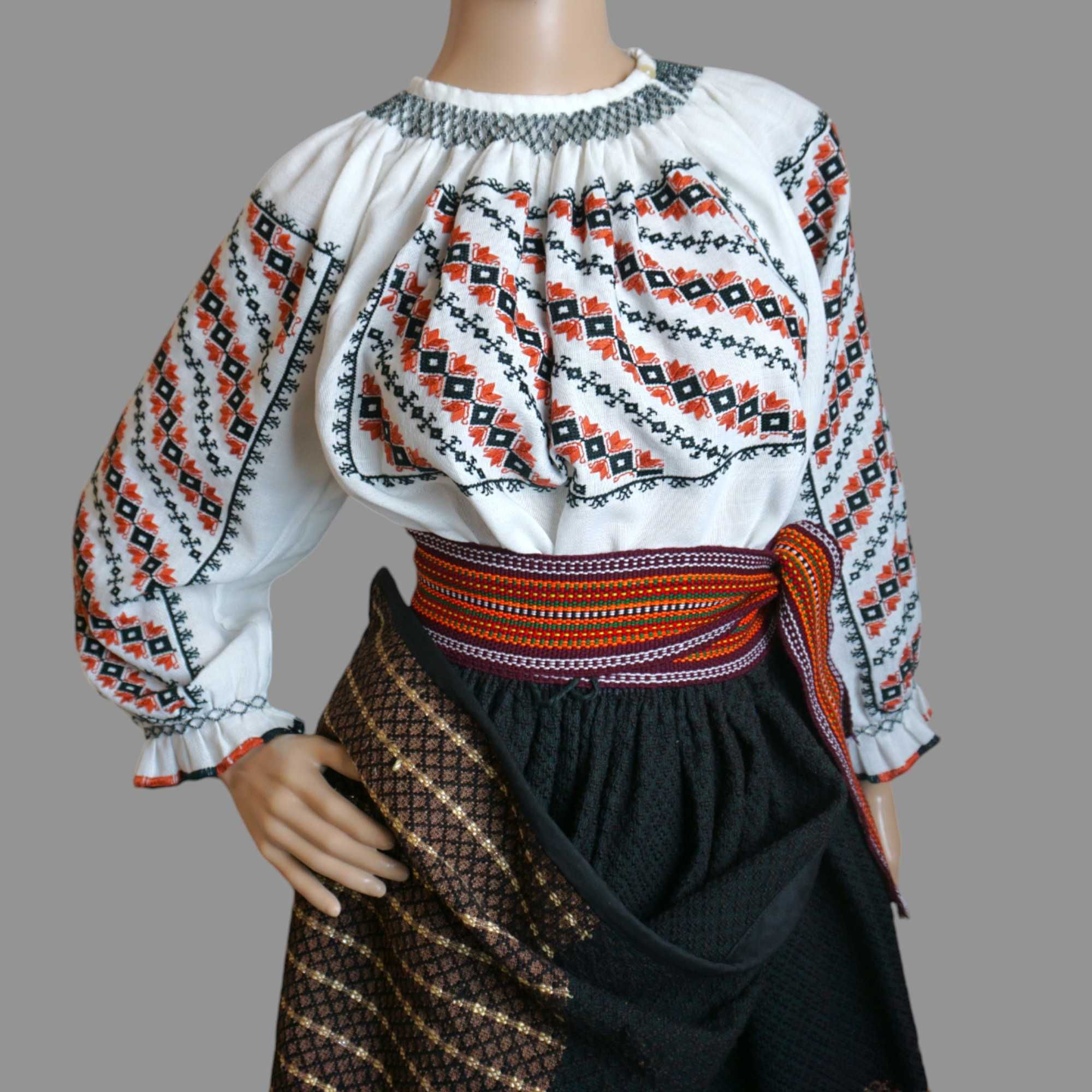 Costum popular vechi , autentic lucrat manual masura 36