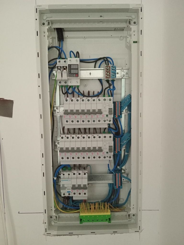 Electrician cu experienta