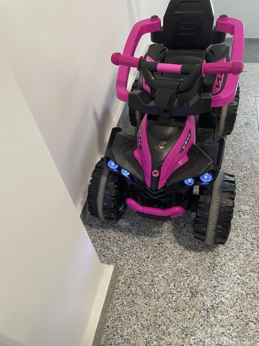 Розов джип със сенник Chipolino