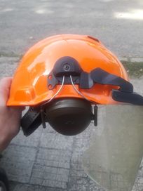 Предпазна каска с шлем и антифонични слушалки