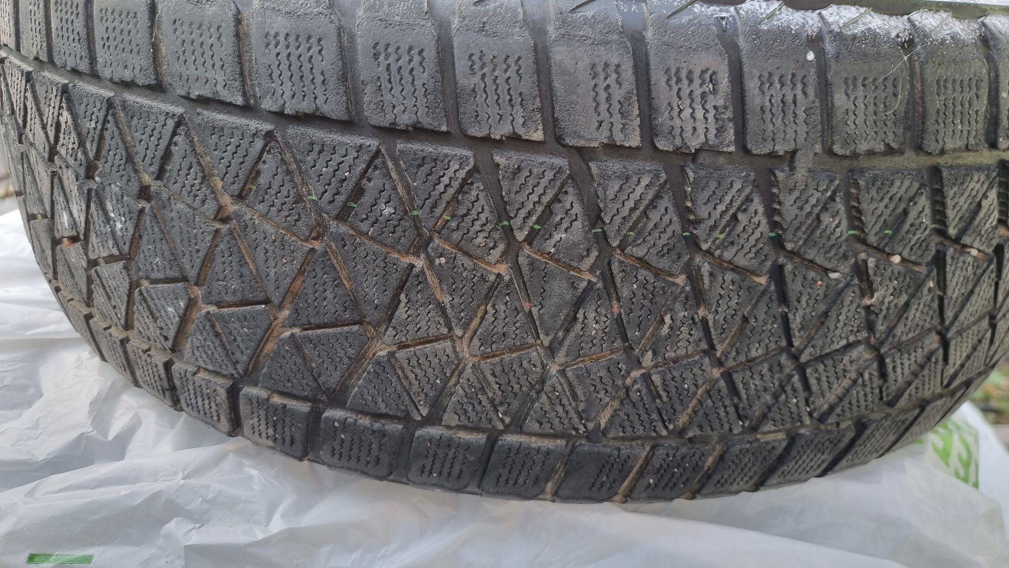 Продам зимнюю резину б/у Bridgestone blizzak 235/60/18