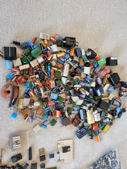 Pachet dif piese, Tranzistori mici, Integrate, etc. Perfecta stare.