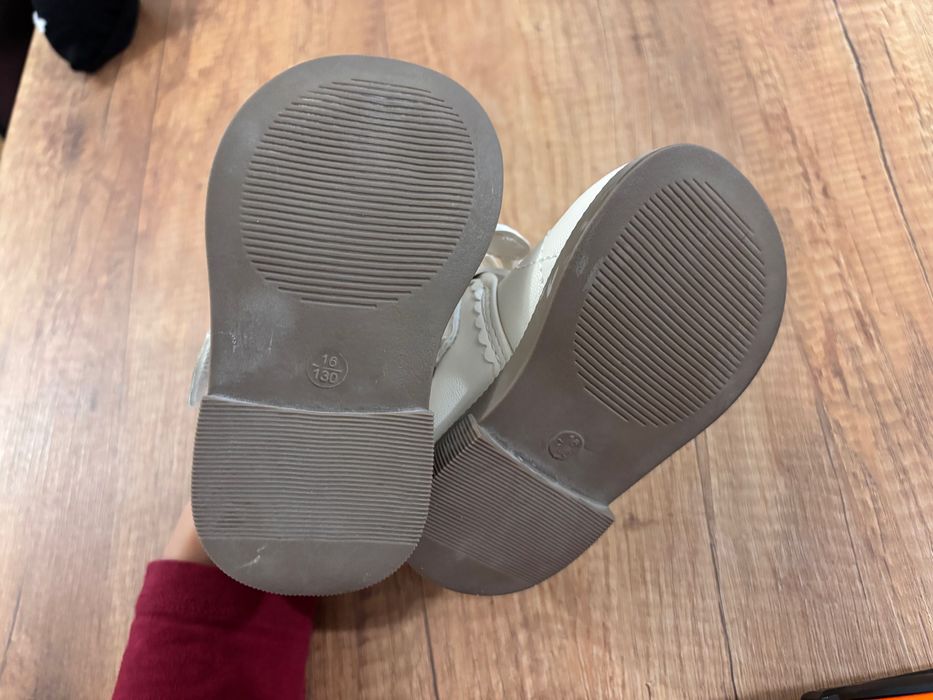 Бебешки обувки с черешки