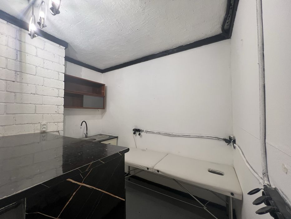 Сдаётся в аренду кушетка в салоне ,  занированная  площадь.  Раковина