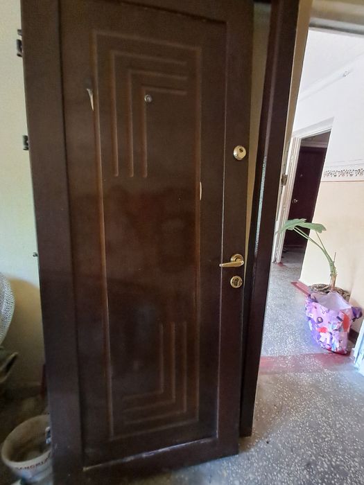 Ușă apartament uzată