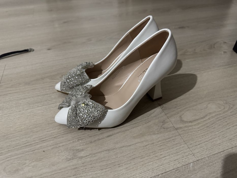 Продам 3 пары обуви