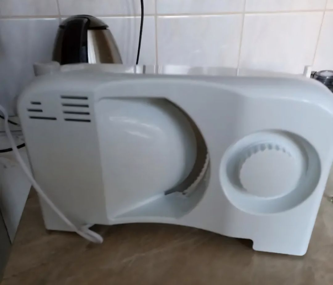 Vând feliator electric pentru carne