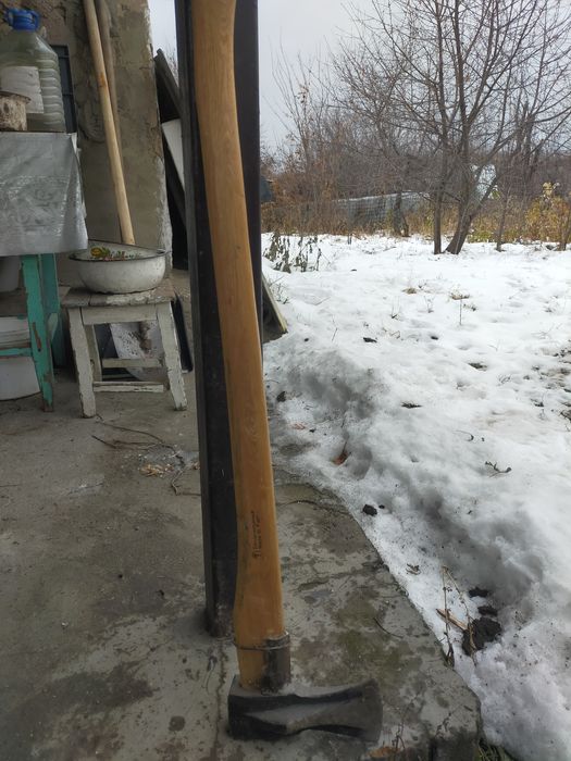 Колун и лопаты для снега.