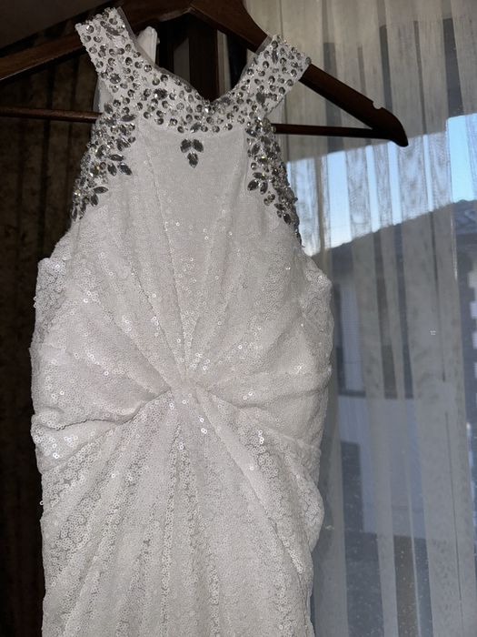 Бяла рокля чисто нова