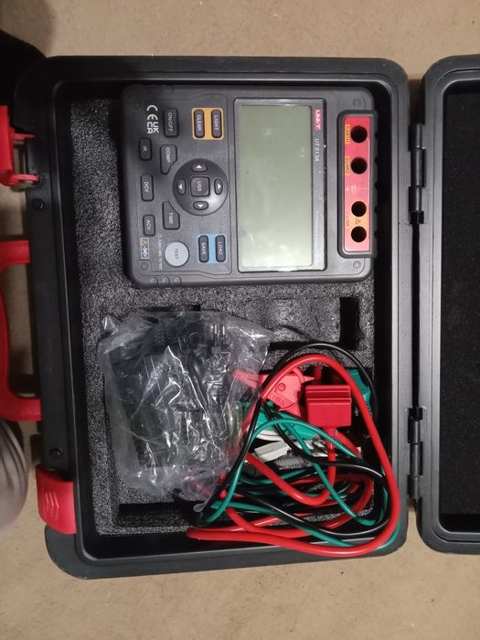 Мегаомметр UNI-T UT513A
UNI-T UT513A – мегаомметр, который предназначе