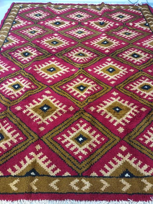 Чипровски килим ,чисто нов пе употребяван!