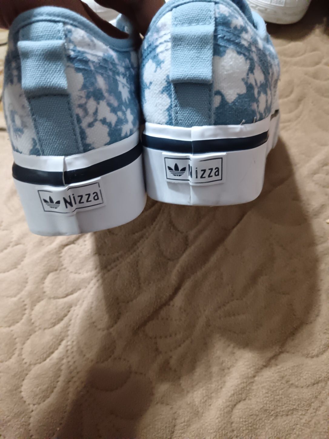 Teniși Adidas de vânzare