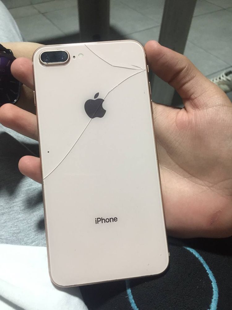 IPhone 8 plus.Менялся экран , батарея родная